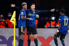 Ronaldo (giữa) lại ghi bàn để giúp M.U đi tiếp. (Nguồn: Getty Images)