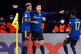 Ronaldo (giữa) lại ghi bàn để giúp M.U đi tiếp. (Nguồn: Getty Images)