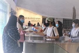 Du khách đến Bảo tàng tỉnh Quảng Ninh thực hiện khai báo y tế, thực hiện các biện pháp phòng, chống dịch COVID-19. (Ảnh: Thanh Vân/TTXVN) 