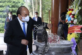 Chủ tịch nước Nguyễn Xuân Phúc dâng hương tại Khu di tích lịch sử Ngã ba Đồng Lộc. (Ảnh: Thống Nhất/TTXVN)