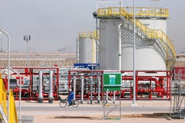 Giá dầu châu Á tăng khi dự trữ dầu thô của Mỹ bất ngờ giảm