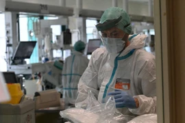 Dịch COVID-19 đến sáng 26/12: Thế giới có hơn 250 triệu ca bình phục