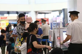 Hành khách tại sân bay Nội Bài. (Ảnh: Huy Hùng/TTXVN)