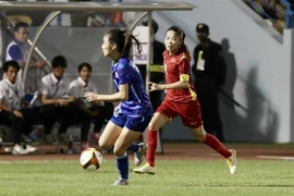 Pha tranh bóng của cầu thủ hai đội. (Ảnh: Hoàng Linh/TTXVN)