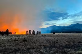 Khói lửa bốc lên từ đám cháy rừng ở bang Arizona, Tây Nam nước Mỹ ngày 19/4. (Ảnh: AP/TTXVN)