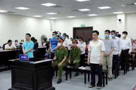 Các bị cáo nghe chủ tọa tuyên án. (Ảnh: An Đăng/TTXVN)
