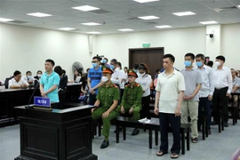 Các bị cáo nghe chủ tọa tuyên án. (Ảnh: An Đăng/TTXVN)