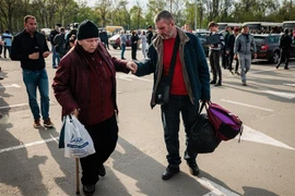 Người dân Ukraine sơ tán từ thành phố Mariupol tới thành phố Zaporizhzhia ngày 3/5. (Ảnh: AFP/TTXVN)