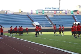 Đội tuyển U23 Singapore đến tham quan sân Thiên Trường. (Ảnh: Công Luật/TTXVN)
