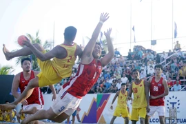 Pha tấn công xoay người 360 độ ghi điểm của cầu số 2, Nguyễn Quang Tú đội tuyển Việt Nam vào lưới của đội tuyển Thái Lan. (Ảnh: Quý Trung/TTXVN)