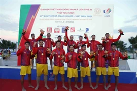 Đội tuyển bóng ném bãi biển nam Việt Nam đoạt Huy chương Vàng tại SEA Games 31. (Ảnh: Quý Trung/TTXVN)