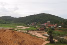 Làng Kon Bring (thị trấn Măng Đen, huyện Kon Plông) đang trở thành “mục tiêu” cho các đối tượng "vẽ" dự án và dụ dỗ người dân trong làng bán đất sản xuất. (Ảnh: Dư Toán/TTXVN)