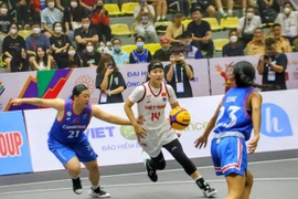 Pha đi bóng của Kaylynne Trương (số 14, Việt Nam) trong vòng vây của đội Campuchia. (Ảnh: Tuấn Đức/TTXVN)