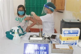 Tiêm vaccine phòng COVID-19 cho trẻ 11 đến dưới 12 tuổi tại Trường Trung học cơ sở Yên Định, huyện Hải Hậu, tỉnh Nam Định. (Ảnh: Văn Đạt/TTXVN)