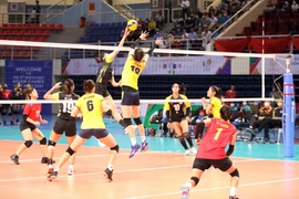 Vận động viên số 18 của nữ Việt Nam cố gắng chắn bóng khi vận động viên nữ Malaysia bỏ nhỏ. (Ảnh: Anh Tuấn/TTXVN)