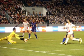 Pha tấn công về khung thành Campuchia của đội Philippines.(Ảnh: Anh Tuấn/ TTXVN)