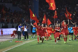 Niềm vui bất tận của các tuyển thủ nữ Việt Nam khi bảo vệ thành công tấm Huy chương Vàng SEA Games trên chính mảnh đất quê hương. (Ảnh: Hoàng Linh-TTXVN)