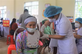 Tiêm mũi 3 vaccine phòng COVID-19 cho đồng bào dân tộc thiểu số ở xã Thượng Thôn, huyện Hà Quảng, tỉnh Cao Bằng. (Ảnh: Chu Hiệu/TTXVN)