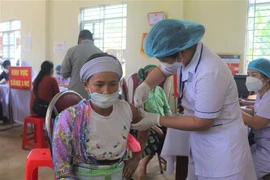 Tiêm mũi 3 vaccine phòng COVID-19 cho đồng bào dân tộc thiểu số ở xã Thượng Thôn, huyện Hà Quảng, tỉnh Cao Bằng. (Ảnh: Chu Hiệu/TTXVN)