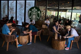 Khách tại tại một cửa hàng của Starbucks ở Bắc Kinh, Trung Quốc. (Ảnh: AFP/TTXVN)