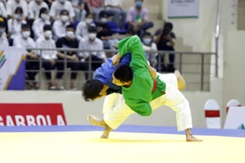 Trận đấu hạng cân 60 kg giữa vận động viên Llamas Al Rolan Sorne Philippines (áo xanh dương) gặp vận động viên Arnkhian Seksan (Thái Lan). (Ảnh: Trần Việt/TTXVN)