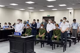 Các bị cáo nghe tòa tuyên án. (Ảnh: TTXVN phát)