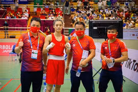 Vận động viên Nguyễn Thị Tâm chụp ảnh chung với Ban huấn luyện sau chiến thắng. (Ảnh: Phạm Tuấn Anh/TTXVN)