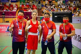Vận động viên Nguyễn Thị Tâm chụp ảnh chung với Ban huấn luyện sau chiến thắng. (Ảnh: Phạm Tuấn Anh/TTXVN)