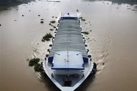 Vận chuyển hàng hóa đường thủy trên sông Vàm Cỏ Đông. (Ảnh: Thanh Tân/TTXVN)