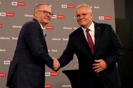 Thủ tướng đương nhiệm, lãnh đạo đảng Tự do, Scott Morrison (phải) và lãnh đạo Công đảng Anthony Albanese trong cuộc tranh luận trực tiếp trên truyền hình đầu tiên, ở Brisbane tối 20/4. (Ảnh: AFP/TTXVN)