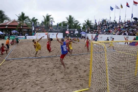 Pha tranh bóng quyết liệt của các cầu thủ hai đội tại khu vực giữa sân. (Ảnh: Quý Trung/TTXVN)