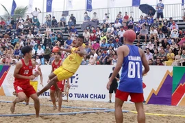 Pha tấn công xoay người 360 độ ghi điểm của cầu thủ đội tuyển Việt Nam vào lưới của đội tuyển Thái Lan. (Ảnh: Quý Trung/TTXVN)