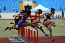 Vận động viên Bùi Thị Nguyên (Việt Nam) đang bứt phá và giành Huy chương Vàng nội dung 100m rào nữ. (Ảnh: Huy Hùng/TTXVN)