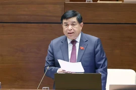 Bộ trưởng Bộ Kế hoạch và Đầu tư Nguyễn Chí Dũng giải trình những vấn đề có liên quan. (Ảnh: Doãn Tấn/TTXVN)