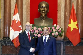 Chủ tịch nước Nguyễn Xuân Phúc tiếp đại sứ Canada Shawn Perry Steil trình Quốc thư. (Ảnh: Thống Nhất/TTXVN)