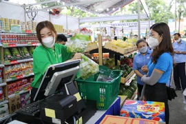 Đông đảo công nhân, người lao động mua sắm tại Ngày hội công nhân - Phiên chợ nghĩa tình năm 2022. (Ảnh: Thanh Vũ/TTXVN)