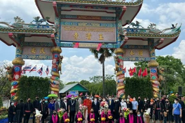 Các đại biểu dự lễ gắn biển tên Việt tại chùa Ngọc Thành. (Ảnh: TTXVN phát)