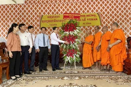 Phó Chủ tịch Quốc hội Trần Thanh Mẫn tặng quà cho Hoà thượng Đào Như, Phó Hội đồng Trị sự Giáo hội Phật giáo Việt Nam thành phố Cần Thơ. (Ảnh: TTXVN phát)