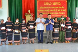 Thứ trưởng, Phó Chủ nhiệm Ủy ban Dân tộc Nông Quốc Tuấn tặng quà cho các gia đình chính sách, hộ nghèo của xã Ia Mơr, huyện Chư Prông, tỉnh Gia Lai. (Ảnh: Hồng Điệp/TTXVN)