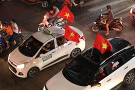 Người dân đổ ra đường ăn mừng chiến thắng của U23 Việt Nam. (Ảnh: Thanh Tùng/TTXVN)