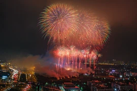 Màn bắn pháo hoa rực rỡ quanh SVĐ quốc gia Mỹ Đình, đánh dấu thời khắc khai mạc SEA Games 31. 