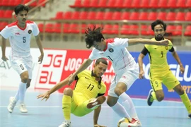 Pha đi bóng khéo léo của Firman Adriansyah (11), Indonesia. (Ảnh: Thanh Tùng/TTXVN)