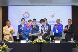 Ông Nguyễn Xuân Cường, Chủ tịch Hội Thể thao điện tử giải trí Việt Nam (bên phải) cùng đại diện các bên ký kết hợp tác toàn diện. (Ảnh: TTXVN)