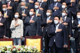 Tân Tổng thống Hàn Quốc Yoon Suk-yeol (phải) tại lễ tuyên thệ nhậm chức ở Seoul ngày 10/5. (Ảnh: AFP/ TTXVN)