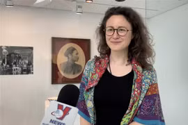 Cô Amandine Dabat, hậu duệ đời thứ năm của vua Hàm Nghi tổ chức triển lãm. (Ảnh: Thu Hà/TTXVN)