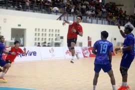 Pha dứt điểm không thành bàn của cầu thủ Teo Kee Chong (số 7, Singapore) trong trận đấu. (Ảnh: Thế Duyệt/TTXVN)