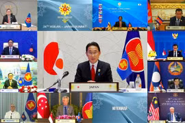  Thủ tướng Nhật Bản Fumio Kishida (giữa) dự Hội nghị cấp cao ASEAN - Nhật Bản theo hình thức trực tuyến, ngày 27/10/2021. (Ảnh: AFP/TTXVN)