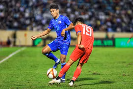 Cầu thủ U23 Thái Lan Teerasak Poeiphimai (số 13) cản đường lên bóng của cầu thủU23 Lào. (Ảnh: Tuấn Anh/TTXVN)