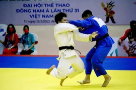 Vận động viên Lê Anh Tài (Việt Nam-trắng) giành chiến thắng trước vận động viên Puyang Wei (Thái Lan-xanh) tại vòng loại nội dung đối kháng nam dưới 90kg. (Ảnh: Quang Quyết/TTXVN)