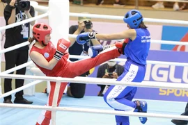 VĐV Huỳnh Thị Kim Vàng (Việt Nam-đỏ) đấu với VĐV Yotawan Jasita (Thái Lan-xanh), nội dung; Fullcontact hạng - 65kg. (Ảnh: Vũ Sinh/TTXVN)